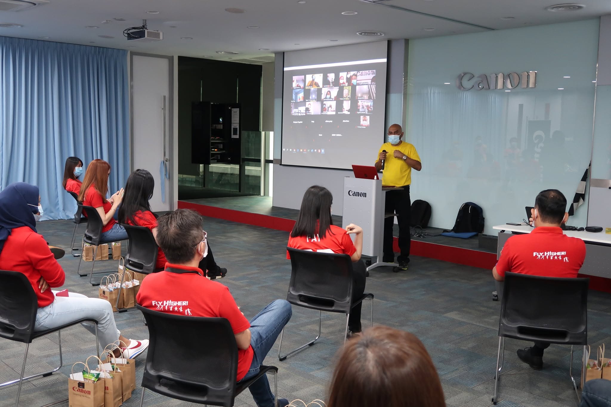 CMM Virtual Hunt participants collaborating in an online team challenge